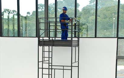 Aluguel de Andaimes em Manaus: economia, segurança e eficiência na sua obra